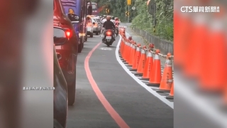危！人行道劃槽化線和車道間　民眾批「行人夾縫中生存」