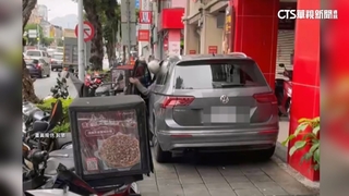離譜！　白髮男開上人行道「領披薩」　民眾：怕又暴衝