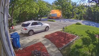 疑瓦斯罐外洩！　小貨車行駛中突爆炸　車體碎片四射