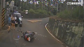 好痛！　男童騎單車下坡疑失控　逆撞機車斷2門牙飆淚