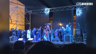 秘魯學校慶典舞台倒塌12人受傷　疑人太多超重