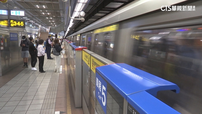 北捷公告捷運系統範圍內禁止政治性活動　違者最高可罰7500　全台首張罰單是他們 | 華視新聞