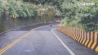 外木山驚魂！　三輪機車過彎　身障騎士撞護欄摔邊坡