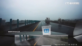 嚇！台61線貨車行駛中水塔掉落　警：未綁妥將開罰