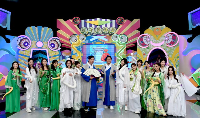 《天才衝衝衝》端午特企換裝蛇蛇ＰＫ　籃籃靠啤酒花打敗曾國城 | 華視新聞