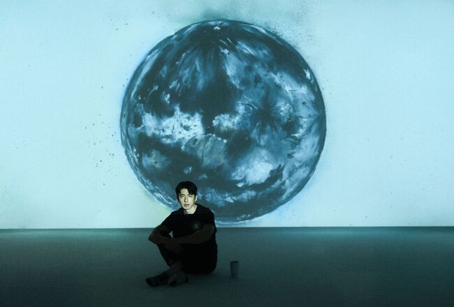 傅孟柏化身2025台北電影節「看電影約嗎」周邊設計師玩轉「正負片」 | 華視新聞