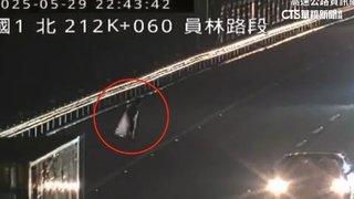 雨衣男闖國道走路肩！　悚遭3車撞倒輾過　雙腿骨折喪命