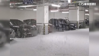 停車變「洗車」！大樓「消防泡沫」淹沒地下室　多車受害