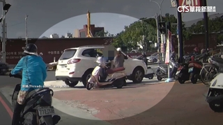 違停搬箱疑未拉手剎車！滑撞機車　又衝馬路撞桿