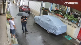 大剌剌擋車庫口！　車主不移嗆警：要罰就整條巷都罰