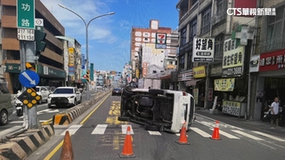 碰！　轎車自撞分隔島翻覆躺路　機車險遭波及驚險閃