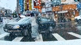 又見行人地獄？　轎車轉彎未停讓險撞孕婦　警：罰6千