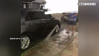店家洗地「泥石噴路邊車」　車主制止未果怒告毀損