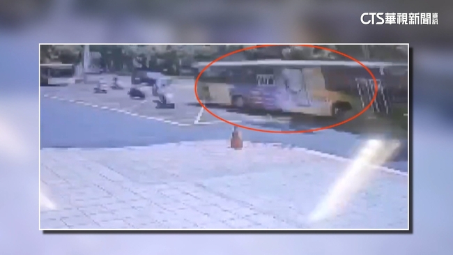 北市公車司機「一時恍惚」撞分隔島　7乘客受傷送醫 | 華視新聞