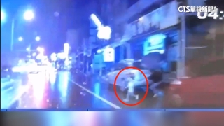 下雨視線差！　幼童突衝上馬路　駕駛重踩剎車驚險停下