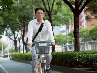 曬騎單車上班照　黃國昌笑：老婆應該很樂見我這麼安靜