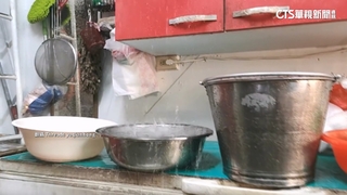 外面下雨.市場也下雨！　楠梓市場攤商怨：漏水多年