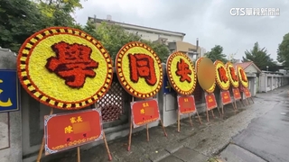 國中生畢業家長送祝福　11個大花圈校門口霸氣排開