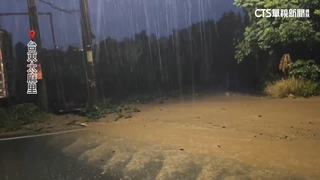 鋒面影響大雨持續下！蘭嶼環島公路積水　驚現土石流