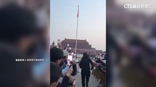 六四前夕黑衣男突衝天安門升旗台　中國軍警擒抱逮人