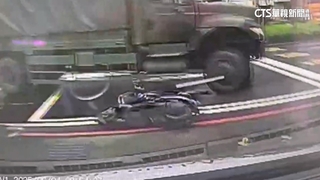 陸軍特指部軍用車右轉與機車碰撞　騎士輕傷