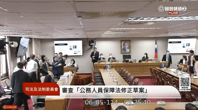 考試院秘書長劉建忻突暈倒　撞倒備詢台！黃國昌狂喊「小心」 | 華視新聞