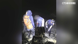 武界林道溪暴漲4山友受困　警涉溪拉繩驚險救出