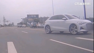 轎車快車道突倒車！違規迴轉進咖啡店　民眾直擊嚇