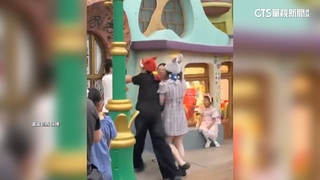 情侶不滿拍照被童「亂入」　上海迪士尼爆遊客互毆