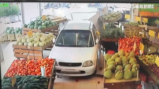 疑停車重踩油門！七旬婦暴衝撞水果店　顧客急逃竄