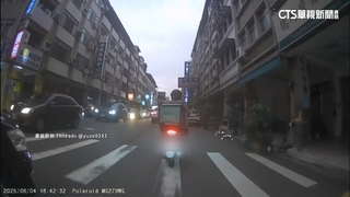 不滿後車開大燈？　外送員掏鐵鎚挑釁.警：可罰三萬