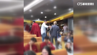 疑學生捲爭議　大學畢典突喊卡　家長跨海參加卻撲空