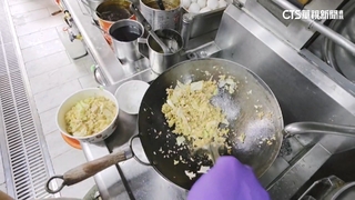 遭控將有異物餐點重新翻炒裝盒　餐廳業者：誤會一場