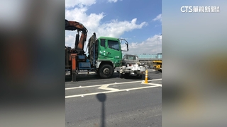 剎車疑過熱失靈！　曳引車「貼護欄減速」剎不住追撞前車