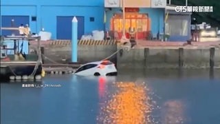 駕駛下車講電話忘記打P檔　眼看車衝龍鳳漁港
