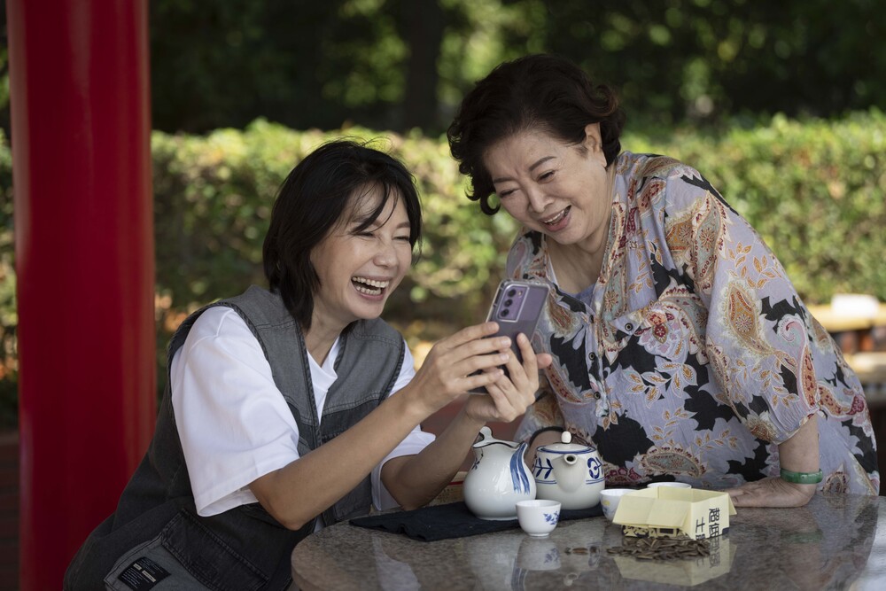 《拜六禮拜》首播收視開紅盤！網讚：忍不住一直看 | 丁寧飾演的水電工前往淑芳阿姨的小廟修水電