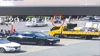 高雄鳳山死亡車禍　69歲騎士變換車道遭轎車追撞亡