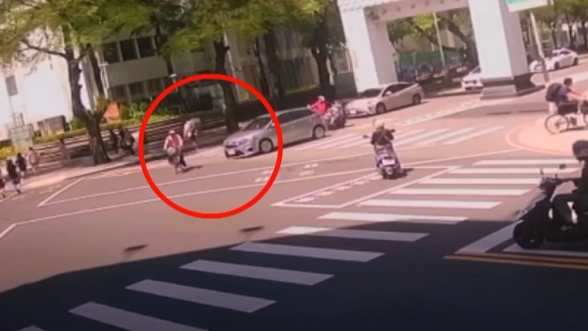 成大旁開車暴衝釀1死2傷　76歲婦改口稱「煞車失靈」10萬交保 | 華視新聞