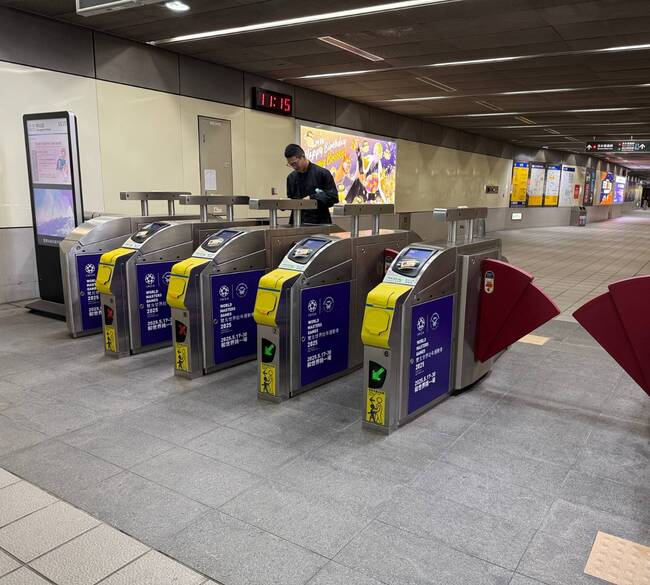 閘門貼黃紙引關注　北捷解答：多元支付服務10月完成 | 華視新聞