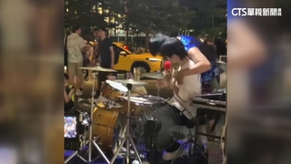 表演突遭「環抱.整骨」　街頭藝人：傷害我怎麼防