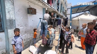 恐遭俄無人機報復攻擊　烏東4歲女童戴頭盔.穿防彈背心撤離