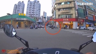 無照闖紅燈不讓行人　女騎士「3合1」違規最重罰3萬5