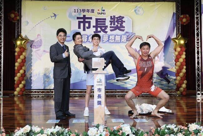 曬「萬安緊抱」照片　蔣萬安回憶「人生首次被公主抱」：真的非常有力氣 | 華視新聞