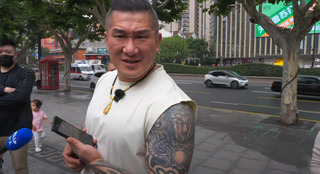 遭路人問「請問你哪國人」　館長嘆氣未回應　網酸：這不是台灣人認識的館長