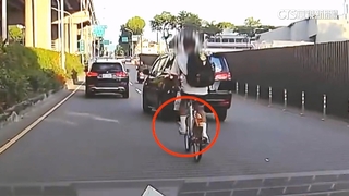 洞洞鞋害摔！　捲入UBIKE前輪　男學生翻車慘摔在地