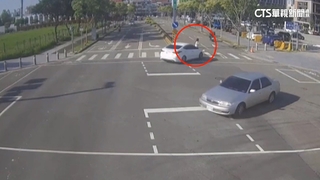 行人地獄！　轎車「未減速禮讓」　25歲女遛狗遭撞命危