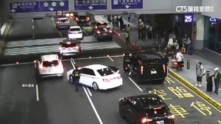扯！　桃機白牌車駕駛違停拒檢　加速撞倒員警肇逃