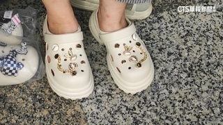 洞洞鞋成隱藏殺手！易跌倒.把玩分心　美國20州學校喊禁