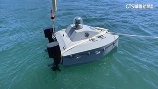 尷尬！　偵蒐型無人船下水測試引圍觀　失去動力拖回港