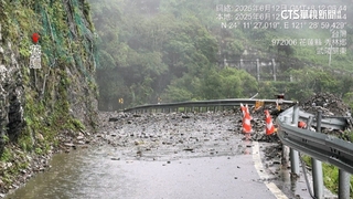 台8線157.7K段落石阻斷　估13日中午搶通